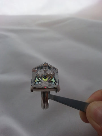A beautiful crystal colour change vintage silver ring - Ishy Antiques