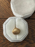 Vintage 18ct gold Shell charm