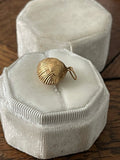 Vintage 18ct gold Shell charm